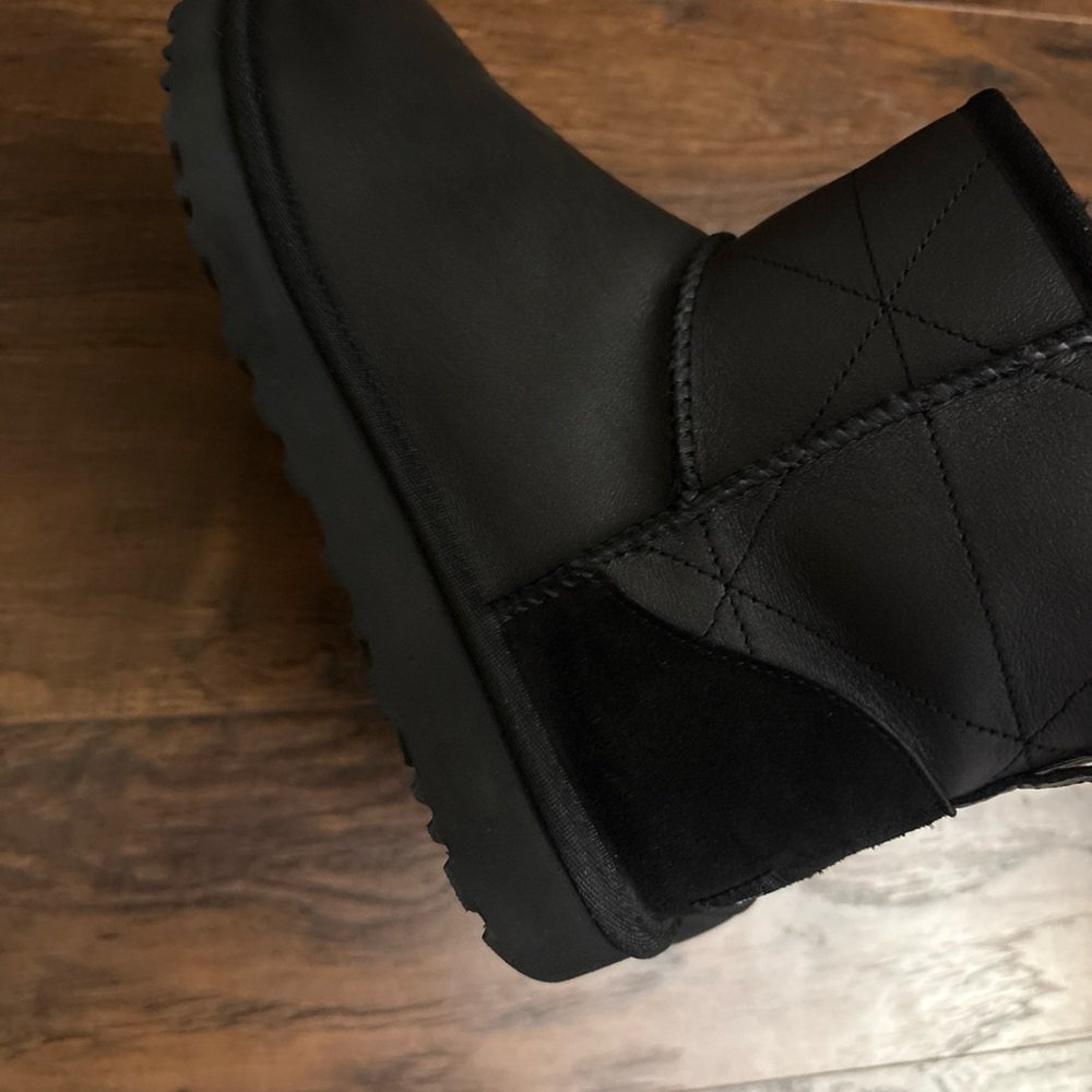 UGG CLASSIC MINI PEARLIZED LEATHER BLACK SHEEPSKIN WOMEN'S BOOTS SIZE US 9 - Picture 12 of 15